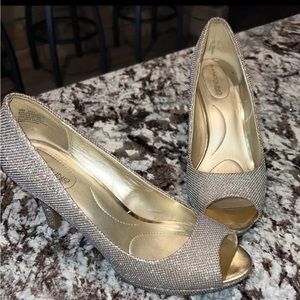 Bandolino Fold Heels ~ Size 9
